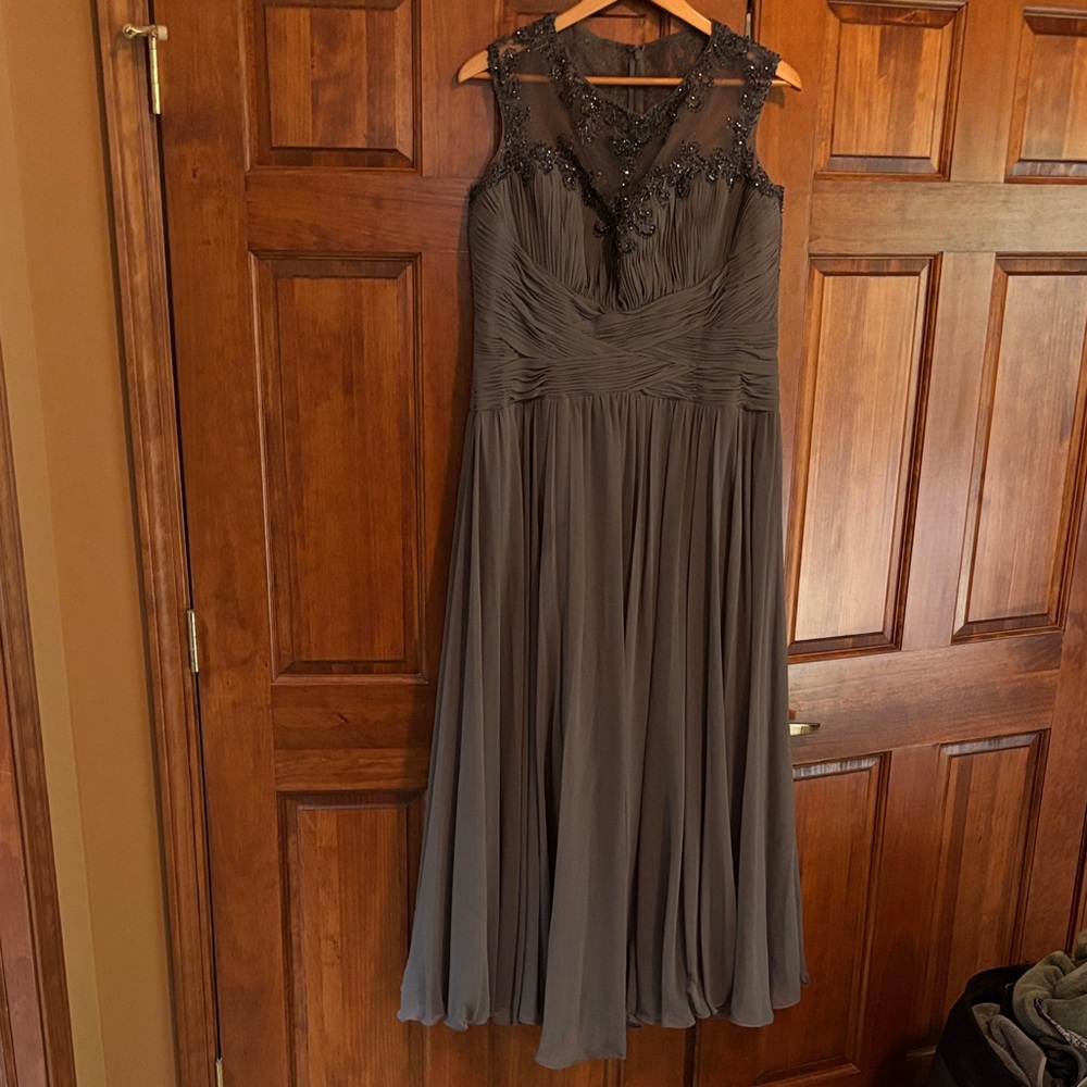 Elegant Sleeveless Gray Dress with Beaded Accents